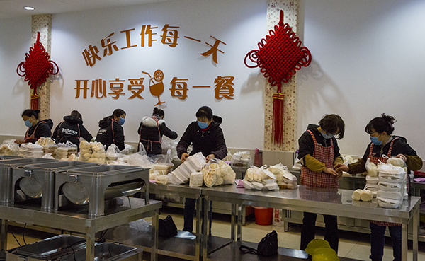 08  將每個(gè)崗位的飯菜都精心核對(duì)分裝好，以免出錯(cuò).jpg