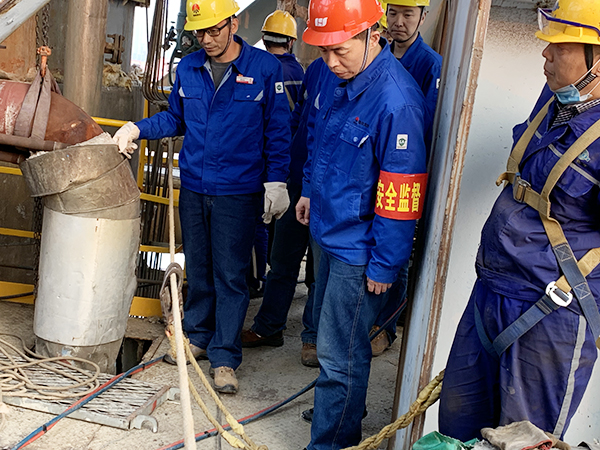 公司領導趙強深入尿素現場檢查工作.jpg