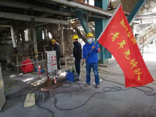 動力車間大修剛開始時，在3號爐零米，青工從車間領(lǐng)回青年先鋒隊隊旗（魏高強攝[1].jpg
