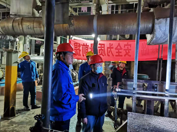 車間工藝、設(shè)備副主任到現(xiàn)場指導(dǎo)倒泵操作00（孟力攝.jpg
