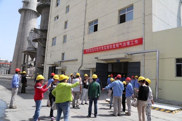 渭化集團環(huán)保開放日，渭南市民代表來渭化監(jiān)督檢查煙氣治理。.JPG