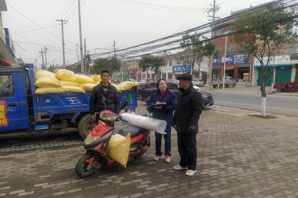 2月10日，尿素銷售人員在武功縣貞元鎮(zhèn)農(nóng)資店門(mén)口與農(nóng)戶交流。(副圖）.jpg