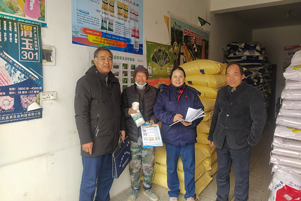 2月10日，尿素銷售人員在武功縣貞元鎮(zhèn)農(nóng)資店向農(nóng)戶發(fā)放宣傳資料。(副圖）.jpg