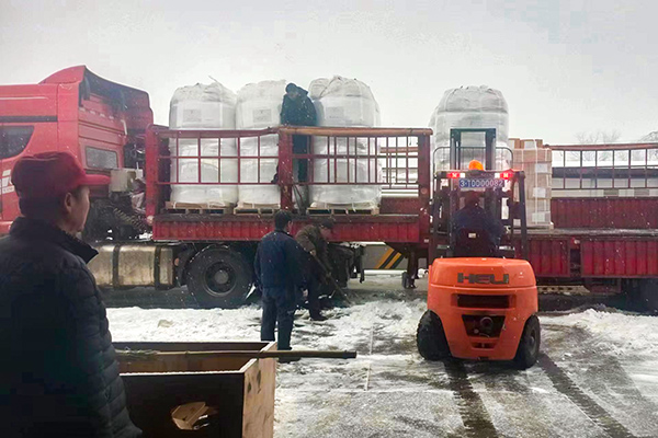 2月12日，物資采供部彬州分部在大雪中卸車，保障物資供應(yīng)(副圖）.jpg