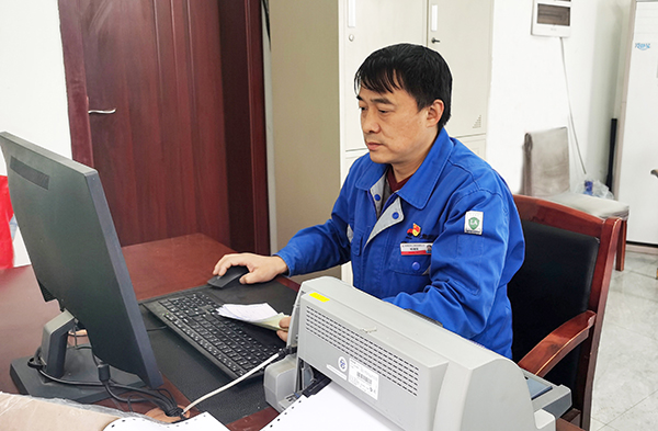 2023年2月22日運(yùn)銷市場部員工楊靖軍正在彬州化工學(xué)習(xí)銷售開票1（副圖）.jpg