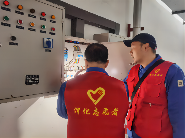 3月2日學(xué)雷鋒活動(dòng)現(xiàn)場(chǎng)，黨員喬磊和王益對(duì)現(xiàn)場(chǎng)配電箱進(jìn)行隱患排查(1).png