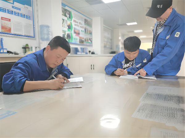 3月9日，化工一班班長王冬冬為徒弟制定學習計劃，主操李軍強為徒弟王浩男答疑(1).png