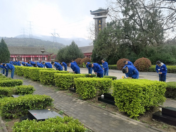 4月3日，全體黨員在烈士園碑區(qū)祭掃陵園、默哀深思.jpg