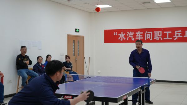 3月30日，舉行男子單打比賽。管理組李戰(zhàn)峰和運(yùn)行三班王迪巔峰對(duì)決。.jpg