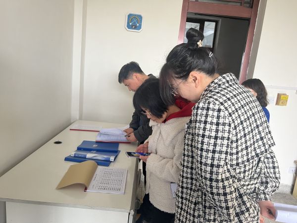 3.23健力寶審核組在質(zhì)檢部、審核易制毒管理，翻閱記錄。.jpg
