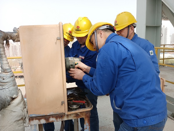4月6日，空分尿素工段段長郭凱、技術(shù)員張桂芳等人在尿素框架五樓進(jìn)行電纜更換，變送器接線檢維修工作  計(jì)控電儀部 馮香妮 攝.jpg