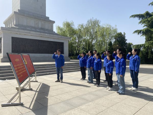 圖三：在革命烈士紀(jì)念碑前，全體黨員重溫入黨誓詞.jpg