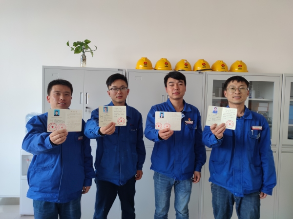 分析化驗(yàn)室在線(xiàn)儀表班席輝，張超等人獲得環(huán)境保護(hù)設(shè)施技能證書(shū).jpg