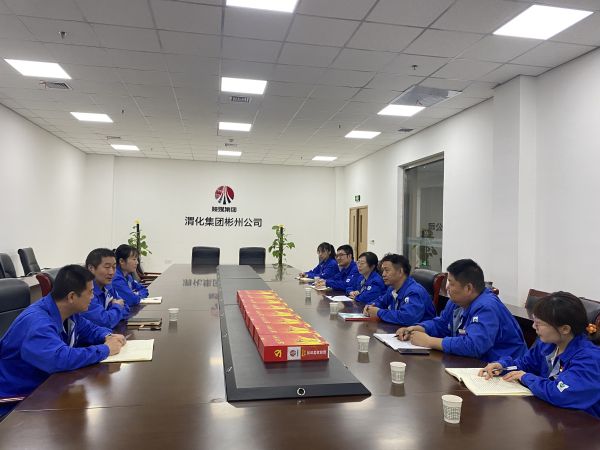 4月18日，制氣車間黨支部與質(zhì)量監(jiān)督檢驗(yàn)部黨支部在彬州公司會(huì)議室，開展對(duì)標(biāo)交流活動(dòng)，支部書記就提升支部黨建標(biāo)準(zhǔn)化建設(shè)交流經(jīng)驗(yàn)畫面。.jpg