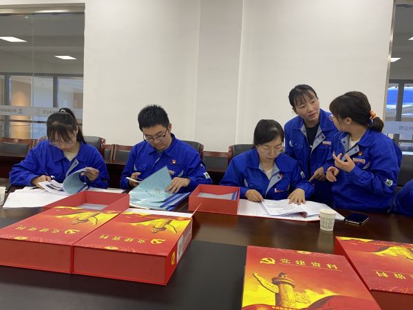 4月18日，制氣車間黨支部與質(zhì)量監(jiān)督檢驗(yàn)部黨支部在彬州公司會(huì)議室開展對(duì)標(biāo)交流活動(dòng)。查閱制氣車間黨支部黨建臺(tái)賬畫面。.jpg