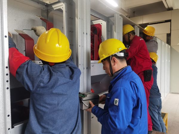 5月5日，檢修人員正在對開關柜進行絕緣檢查.jpg