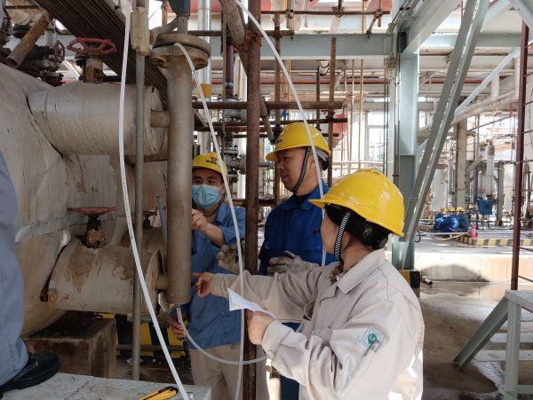 5月7日，三期現(xiàn)場調(diào)校液位浮筒.jpg