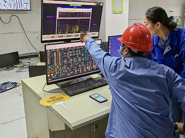 5月13日，動(dòng)力車間三期鍋爐控制室，DCS改造工藝、儀表、電氣等部門聯(lián)合調(diào)試期間，車間副主任焦志波詢問DCS改造畫面.jpg