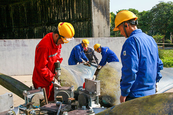 5月13日，李曉峰作業(yè)組檢修風(fēng)機(jī)葉片   600.jpg