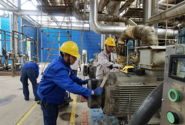 5月13日，電氣檢修人員在雙甲變換裝置進(jìn)行電機(jī)檢修.jpg