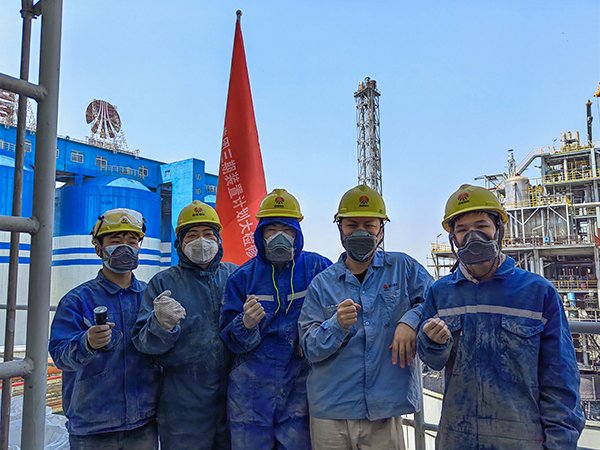 5月12日，動(dòng)力車間三期脫硫塔灰斗平臺(tái)，青年先鋒隊(duì)清理脫硫塔灰斗內(nèi)積灰，在休息時(shí)合影.jpg