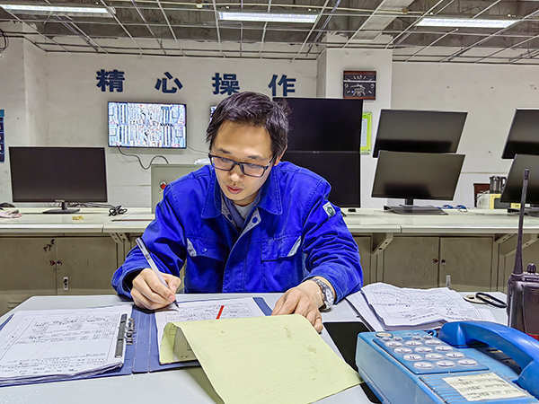 5月15日19點(diǎn)，動(dòng)力車間三期控制室，技術(shù)員畢加佳給加班檢修的5號(hào)鍋爐更換空預(yù)器辦理檢修票.jpg
