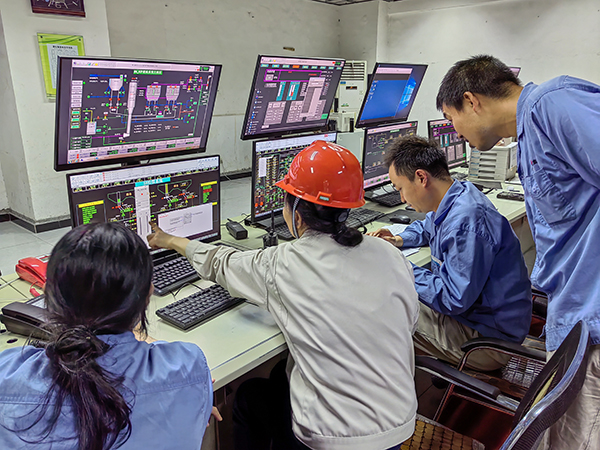 5月13日，動(dòng)力車間三期控制室，DCS調(diào)試將一、二期氨水制備工程師站遷移至三期.jpg