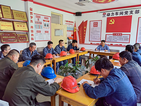 5月16日。動(dòng)力車間會(huì)議室，安全員焦路秦正在給外協(xié)檢修人員培訓(xùn).jpg