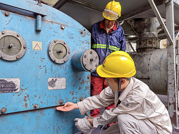5月16日，動力車間三期給煤機，屈豪正在檢查給煤機的復位情況.jpg
