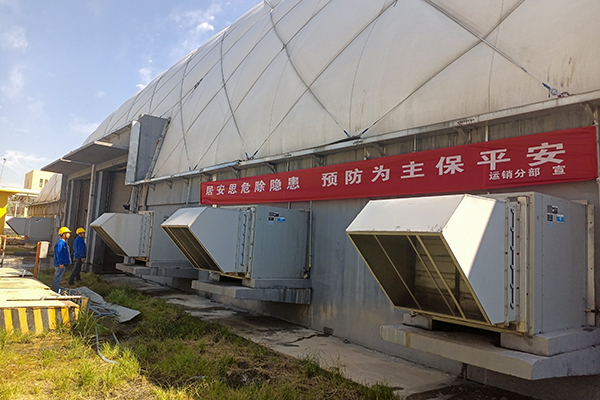6月7日，運(yùn)銷(xiāo)分部，張海波、曹侃、李智民等人員，在氣膜棚排查隱患運(yùn)銷(xiāo)分部 伍思盈 攝.jpg