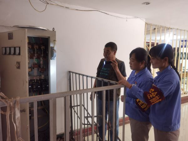 6月19日，公司女工協(xié)管員對(duì)單身樓配電間進(jìn)行安全用電檢查.jpg