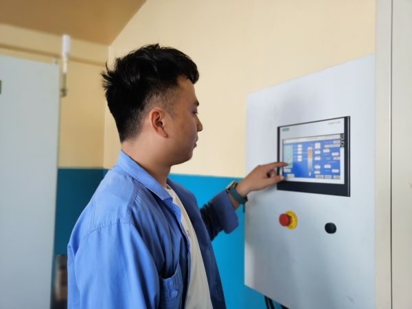 7月26日，尿素車間化工四班于堯對粒子冷卻器運行工況進行調整.jpg
