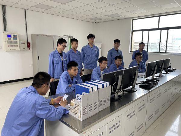 開展班前會議，強調降本增效需要從身邊的小事做起。.jpg