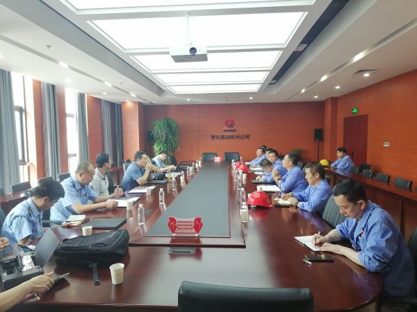 8月17日，省環(huán)保廳一行到公司開展環(huán)保檢查，彬州公司副總經(jīng)理、生產(chǎn)部部長張安平，彬州公司安環(huán)部部長秦敏建等相關(guān)單位主要負責(zé)人參加迎接，此圖為檢查組在三樓行政會議室檢查交流.jpg