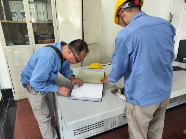 師帶徒，8月21日，老師傅王益在一期控制室為新員工胡含朗講解儀表設(shè)備圖紙.jpg