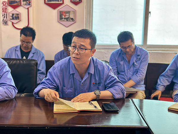 2023年9月4日-物料車間黨支部全體黨員在黨員活動(dòng)室進(jìn)行主題教育專題組織生活會(huì)會(huì)前集中學(xué)習(xí)-黨員、車間副主任秦昊研討發(fā)言.jpg