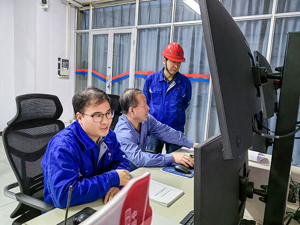 9日上午，動(dòng)力車間主任姜軍虎和技術(shù)員陳健在三期中控室指導(dǎo)5號(hào)鍋爐停爐作業(yè).jpg