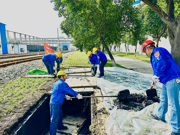 10月10日下午，黨員突擊隊(duì)清理沉淀池.JPG