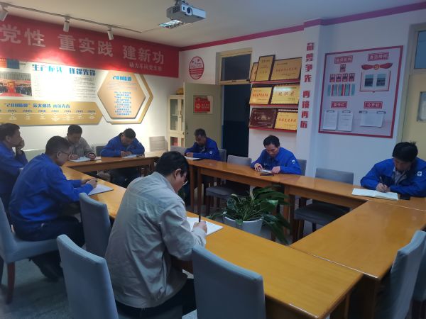 12日晚上8點，安全員在檢修例會上通報當天檢查結(jié)果.jpg