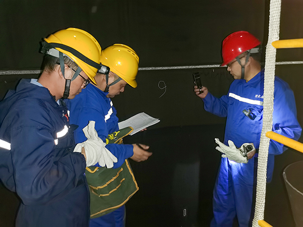 10月13日下午，尿素車間、生產部、修造部人員在合成塔內檢查.jpg