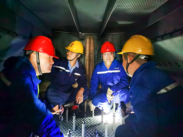10月13日下午，尿素車間、生產部、修造部人員在汽提塔內檢查2.jpg