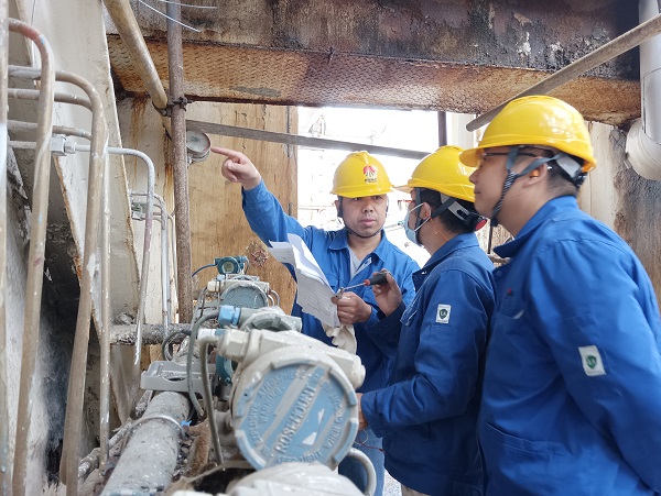 10月13日，一期空分現(xiàn)場，空分尿素工段人員在檢查更換儀表，核對儀表參數(shù).jpg