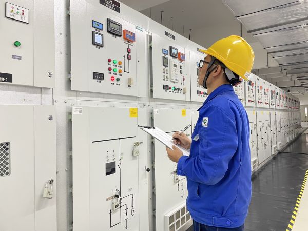 運(yùn)行二班員工第五江明在記錄高壓電源進(jìn)線(xiàn)數(shù)據(jù).jpg