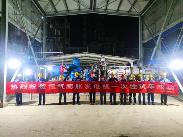 圖1 制氣車間氮?dú)馀蛎洐C(jī)一次試車成功合影留念。全俊杰 攝 (2).jpg