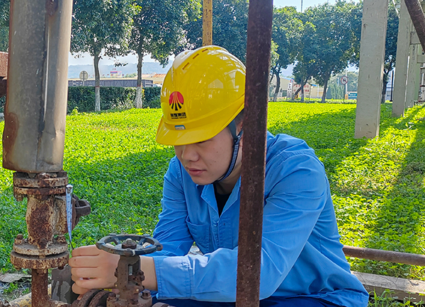 10月19日下午，張建國正在測量準(zhǔn)備要更換的蒸汽疏水閥門尺寸.jpg