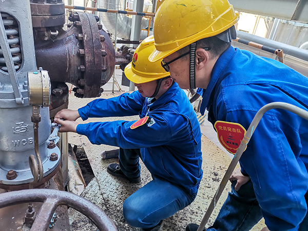 10月20日上午，徐濤和張跟潮在3號爐定排罐處檢查安全閥安裝質(zhì)量.jpg