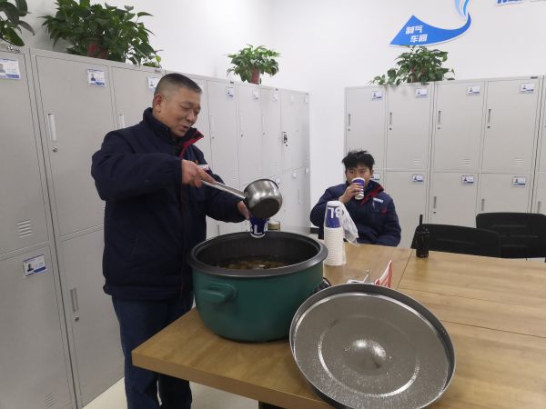 圖1 12月8日，剛忙完工作的職工杜仲毅喝著冰糖雪梨水。肖歡 攝.jpg