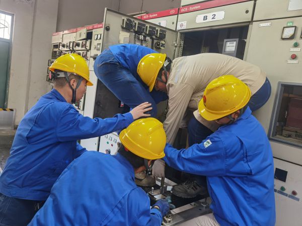 今年大檢修期間，電氣檢修人員齊心協(xié)力“修舊利廢”.jpg