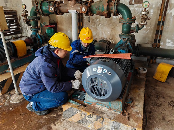 1月份，電氣檢修人員正在更換高效節(jié)能電機.jpg