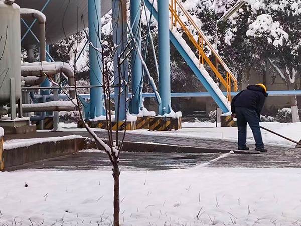 1月17日8點宋春平在281現場鏟雪00   600.jpg